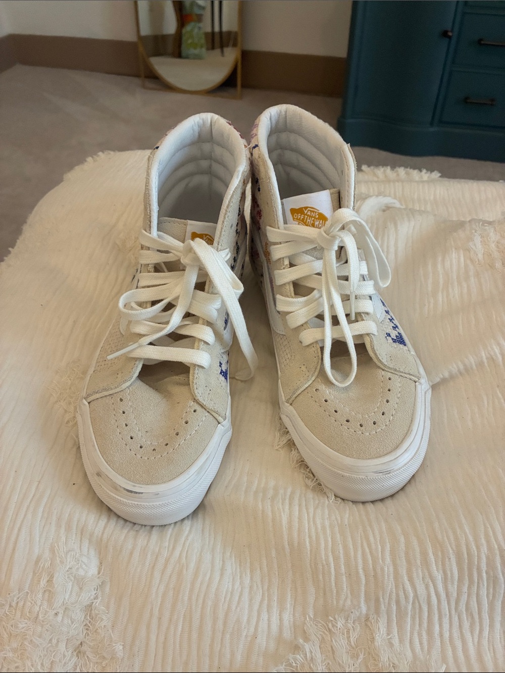 Vans High-Top Sneakers in Cream with Pastel Embroidery - Picture 3 of 9